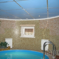 Навесной потолок бассейна выполнен с применением фиброцементных окрашенных плит
